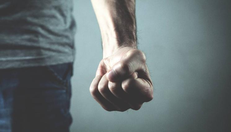 тормоз насилник юмрук - НЕ СИ ТИ, КОГАТО СИ ГЛАДЕН! Пияндурник пречука гладната си жена