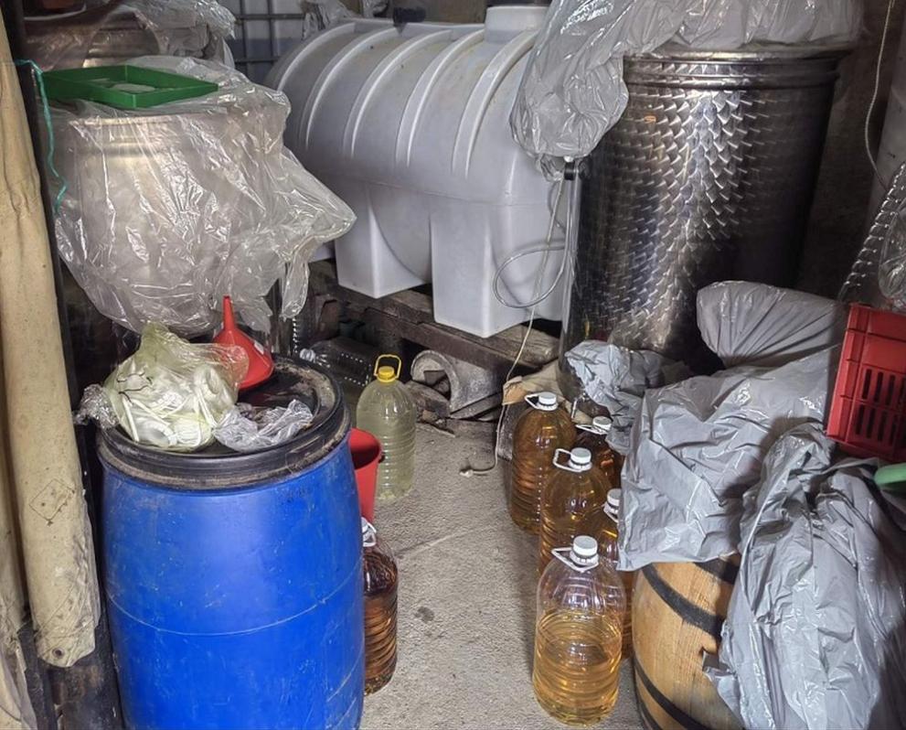 Митнически служители от Бургас иззеха 4125 литра етилов алкохол и