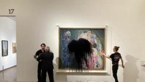Активисти от организацията Последно поколение заляха картината на Густав Климт