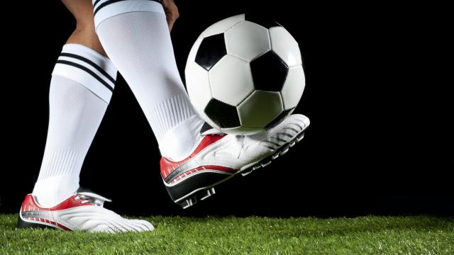 В чест на световното в Катар създадоха най-голямата футболна обувка в света