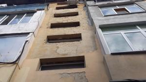 Опасна сграда застрашава жители в район на Варна За това