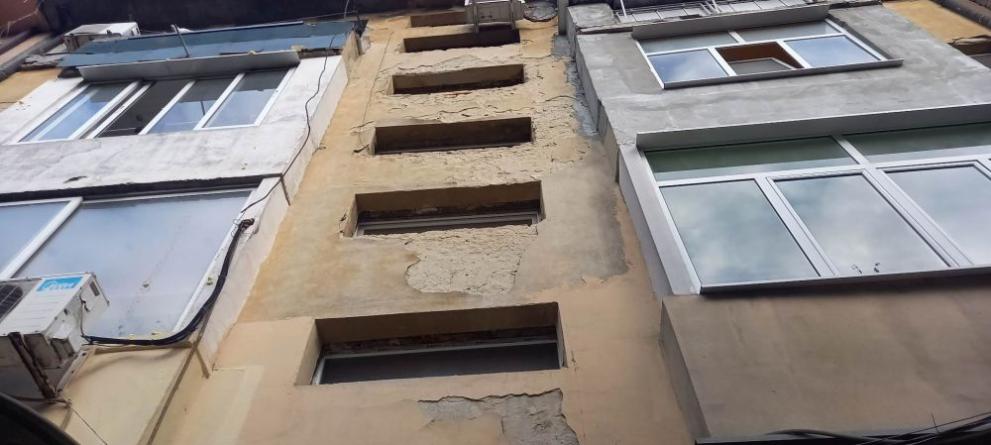 Опасна сграда застрашава жители в район на Варна. За това