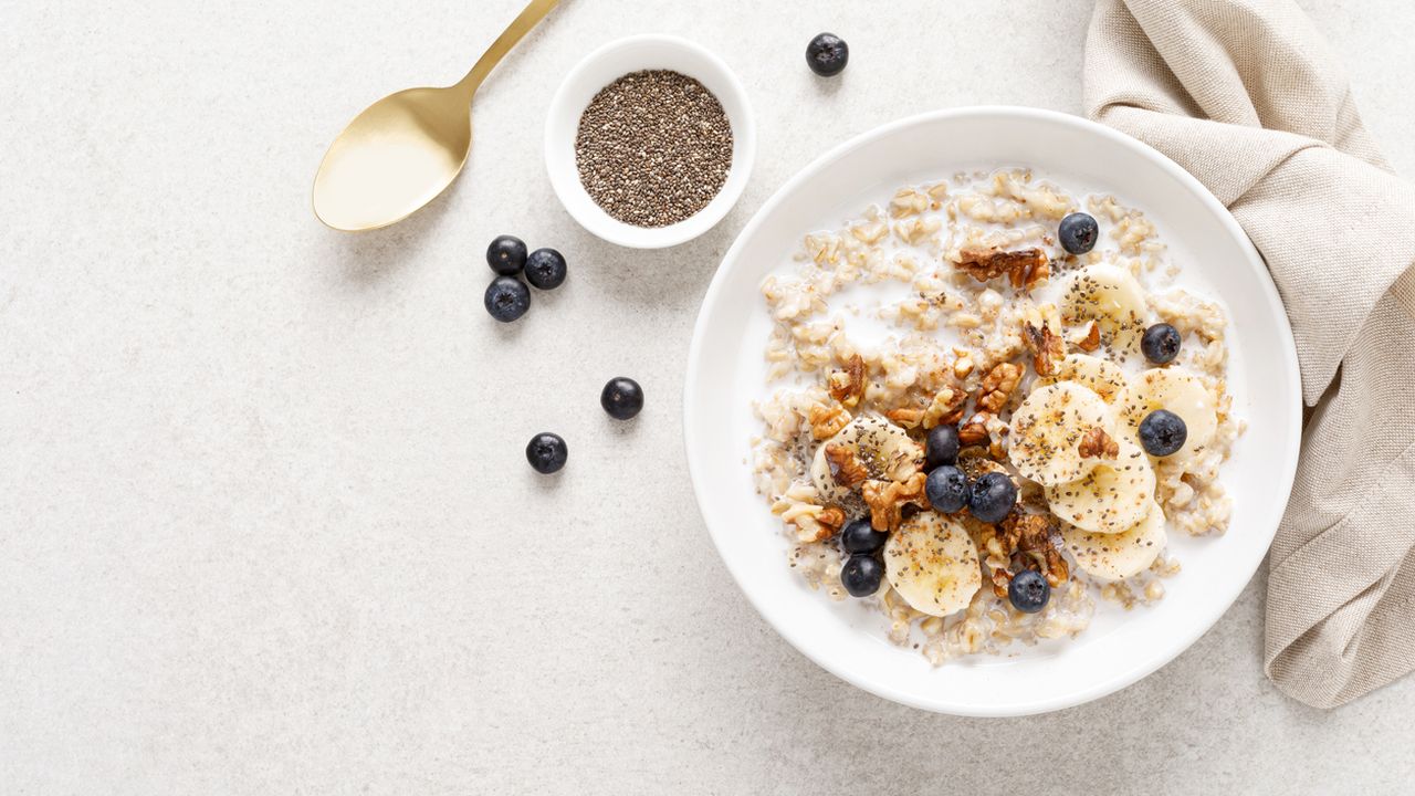 <p><strong>Избягвайте да пропускате закуската</strong></p>

<p>Преяждането късно вечер е свързано с по-малко калории, консумирани на закуска или пропускане на такава.&nbsp;Именно поради тази причина трябва да намерите начин да започвате деня със здравословна, богата на белтъчини храна.</p>