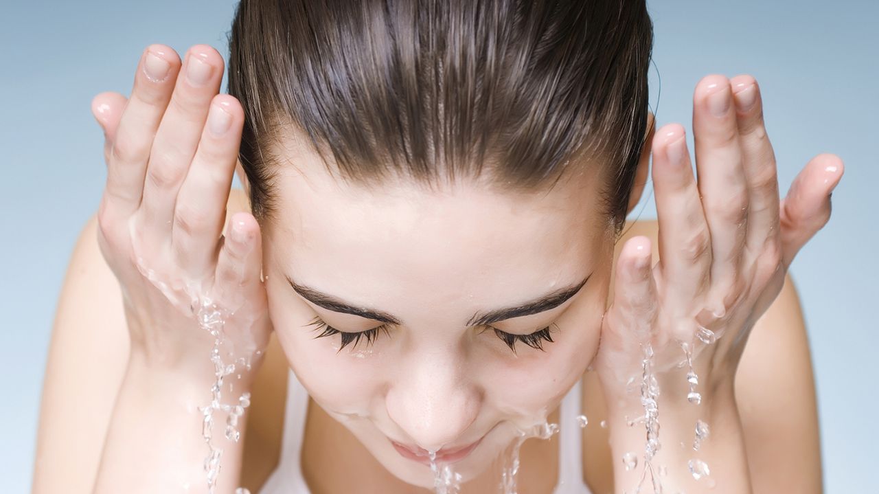 <p><strong>Поддържайте правилна хигиена на лицето</strong></p>

<p>Нищо не е по-препоръчително за облекчаване на акнето от това кожата да бъде чиста от замърсявания.&nbsp;Ето защо е толкова&nbsp;важно&nbsp;често да миете лицето си с топла вода и неутрален сапун. За да премахнете грима, използвайте нежен крем, подходящ за вашия тип кожа.&nbsp;Винаги почиствайте лицето в края на деня с много чиста кърпа чрез нежни докосвания. Това ще предотврати оставането на остатъци от мазнина върху кожата и последващото раздразнение. Можете да завършите тези грижи с нанасянето на ексфолиант веднъж седмично.&nbsp;</p>