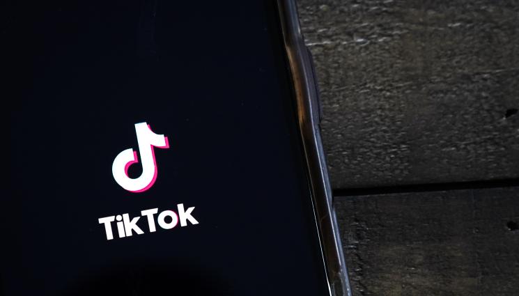 TikTok - TikTok ИСТЕРИЯТА: Скала разкрива пристрастен ли си към хитовото приложение!