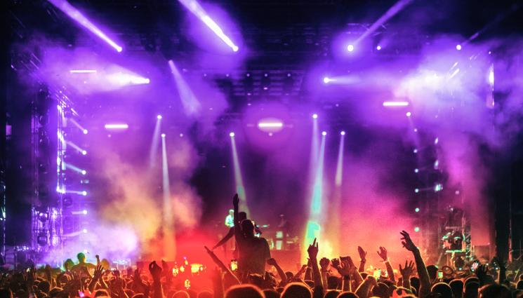 певец - НЕЛЕП ИНЦИДЕНТ: Нацелиха известен певец с бонбон в окото по време на концерт (ВИДЕО)