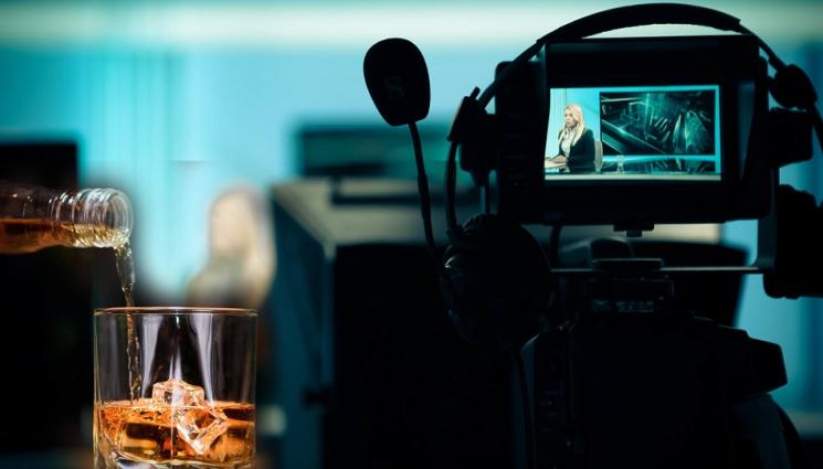 a - ПО-ПОЛЕКА С ЧАШКИТЕ: Помолиха водещите на CNN да намалят aлкохолa в ефир по новогодишните празници