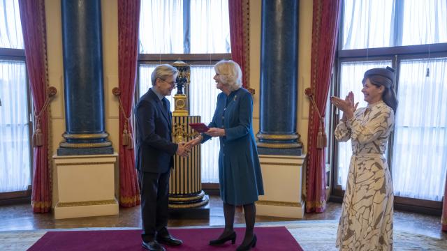 Британската кралица консорт Камила връчи награда на Михаил Баришников