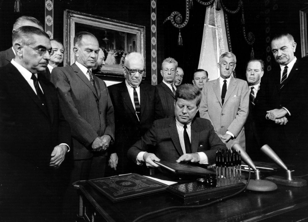 На<strong> 22 ноември 1963 г. светът е разтърсен</strong> от <strong>атентата </strong>срещу 35-ия президент на Съединените американски щати. Джон Ф. Кенеди<strong> </strong>е <strong>фатално ранен</strong> по време на обиколка в град Далас, Тексас. Той е бил<strong> любимец на народа</strong>, но е<strong> имал и много врагове.</strong>