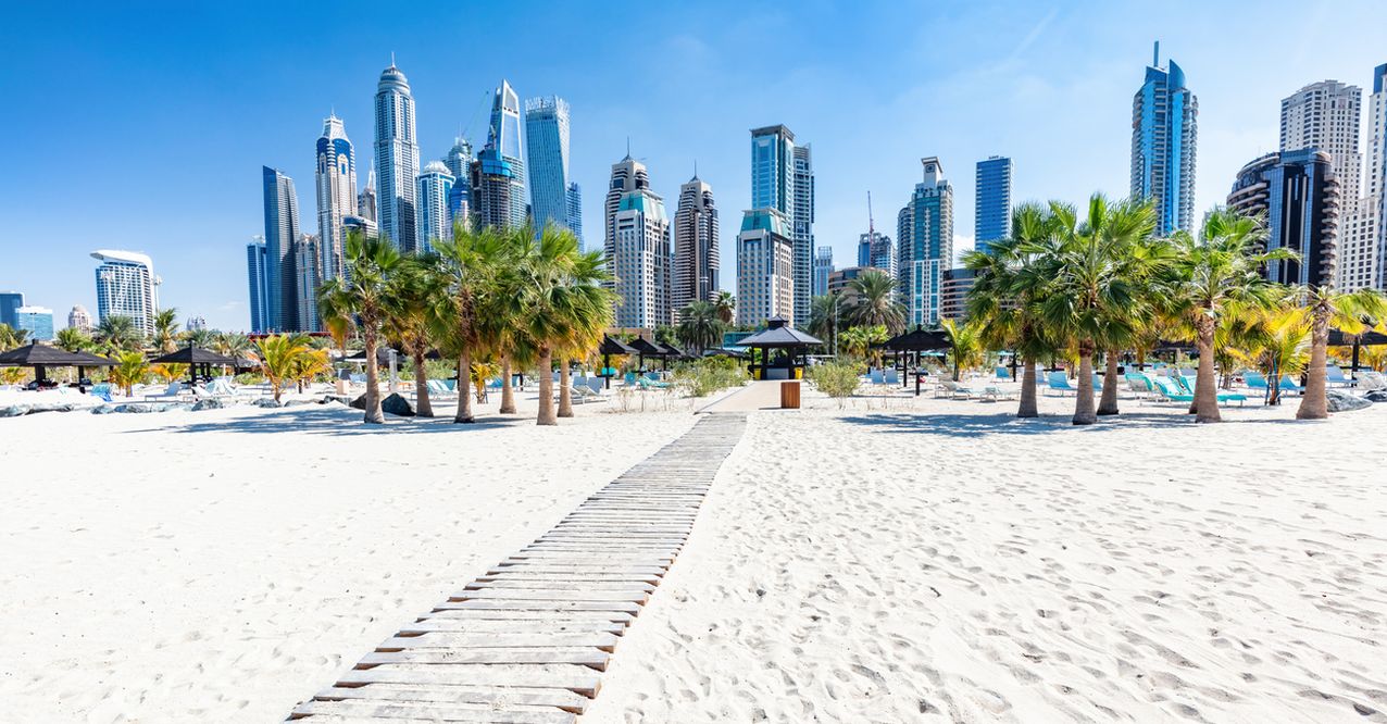 <p><strong>Дубай</strong></p>

<p>За целогодишно слънце, безупречни плажове и страхотно обслужване, Дубай е очевиден избор. The Palm, изкуствена плажна ивица, пълна с превъзходни хотели, всеки със собствен безупречен плаж, е идеален за семейни почивки.&nbsp;За да видите града в най-добрата му светлина, отидете през ноември, когато не е прекалено влажно и можете щастливо да хващате тен край плажа цял ден. Тогава средните температури са около 26&deg;C.</p>