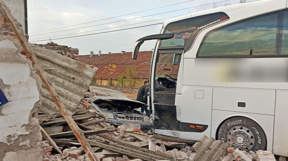 Автобус и кола се блъснаха в къща