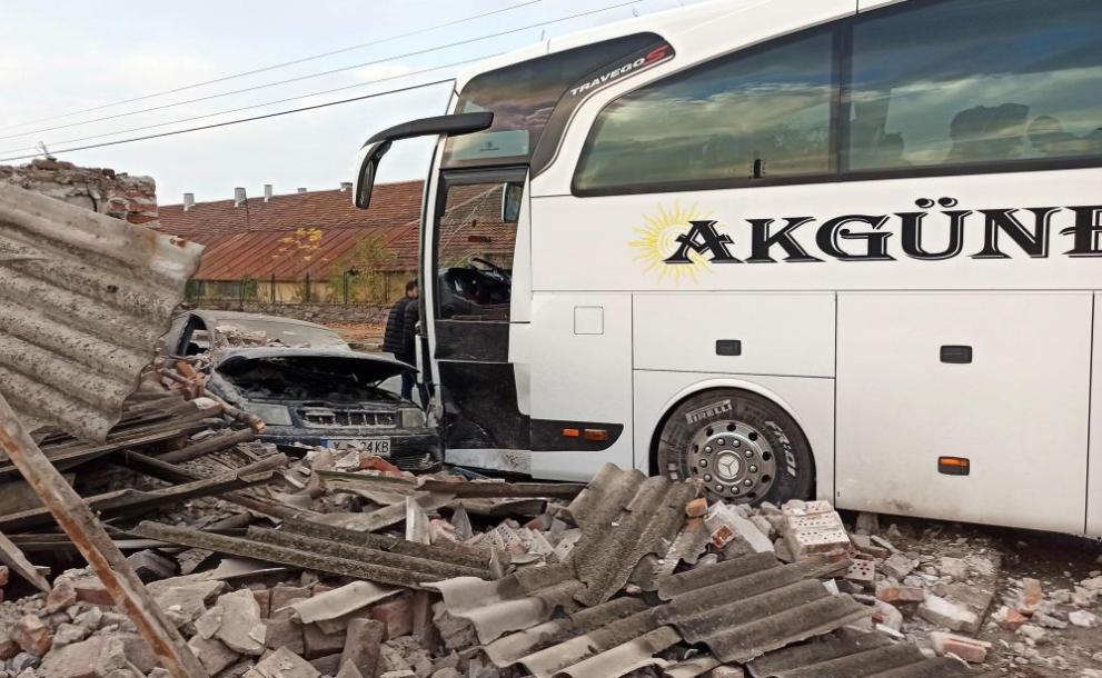 Автобус и кола катастрофираха в Симеоновград, съобщи. Инцидентът е станал