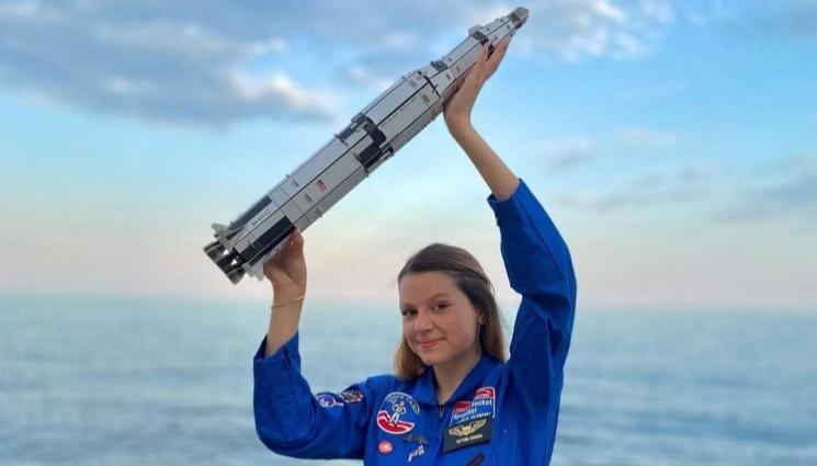 Космос - Момиче мечтае за Космоса, търси средства