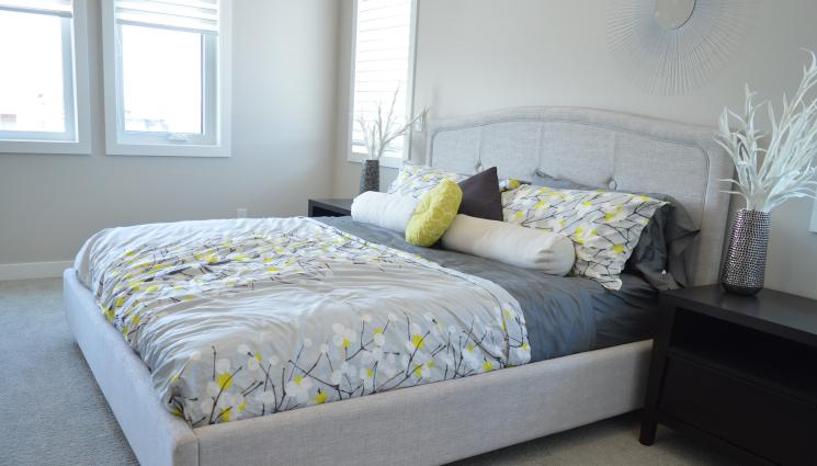 легло - УИКЕНД: Постиламе леглото със сатен