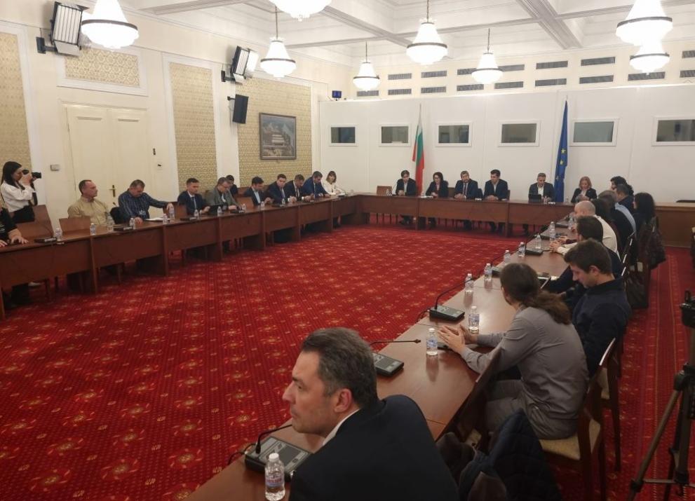  Политическа партия и Демократична България 