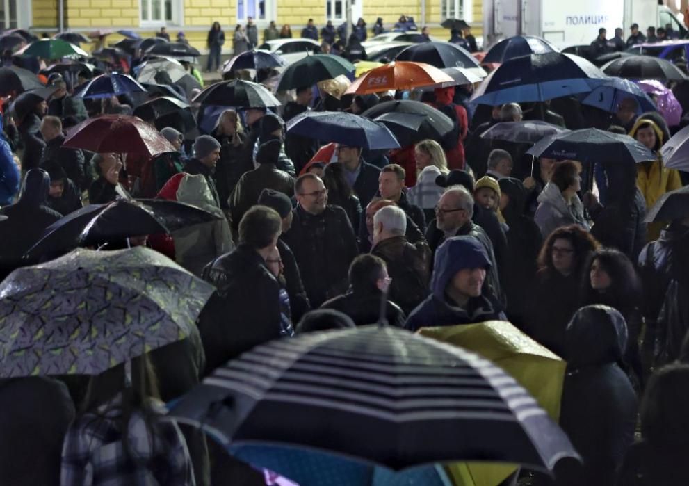 Граждани се събраха на протест пред парламента срещу промените в