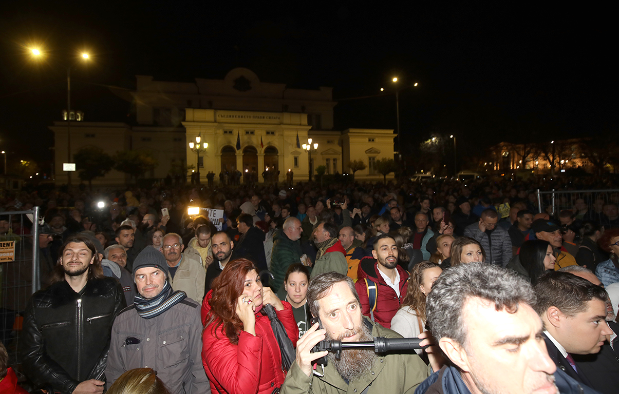 <p>Протест срещу реформите в изборния кодекс, ПП и ДБ излязоха на протест пред парламента</p>