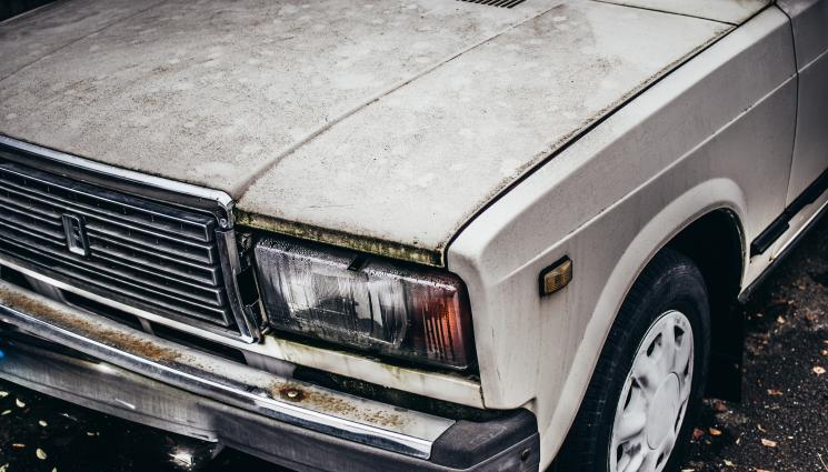 Лада - ЗРЕЛИЩЕН ИНЦИДЕНТ: Лада кацна върху дувар в София (СНИМКИ)