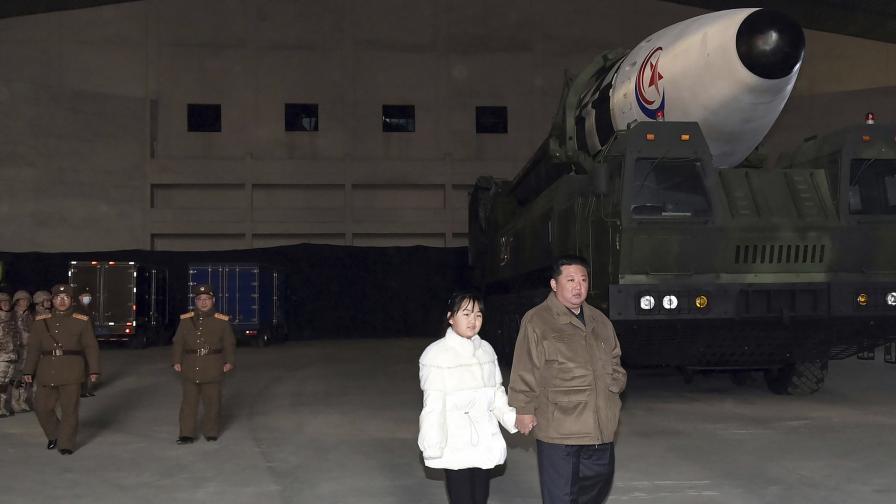 Севернокорейските медии съобщиха, че Ким Чен-ун е наблюдавал изстрелването на ракетата в присъствието на съпругата си И Сол-джу и "любимата им дъщеря", както и на други официални лица