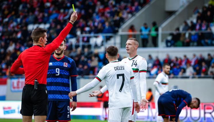Люксембург България - НЕ ГОЛОВЕ, А КАРТОНИ ПАДНАХА в контролата между Люксембург и България (СНИМКИ)