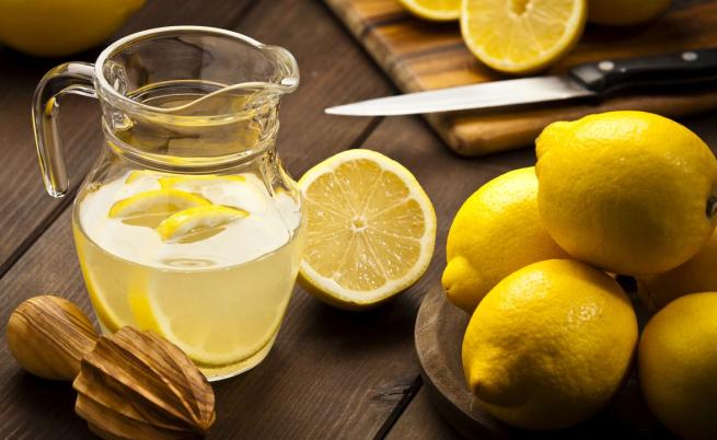 Вода с лимон: Ползи и вреди от консумацията ѝ