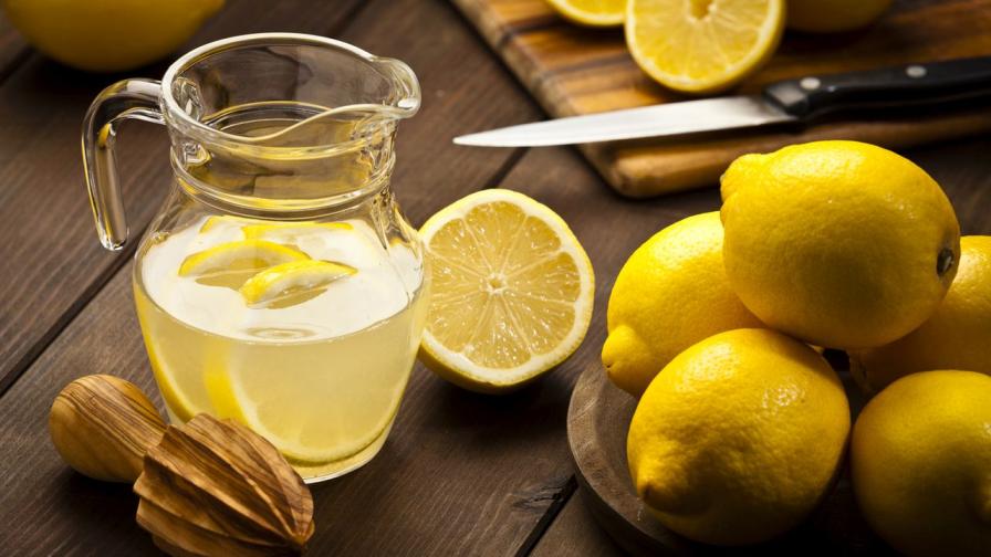 Вода с лимон: Ползи и вреди от консумацията ѝ