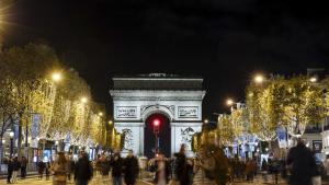 Коледните светлини отново заблестяха на бул Шан з Елизе в Париж