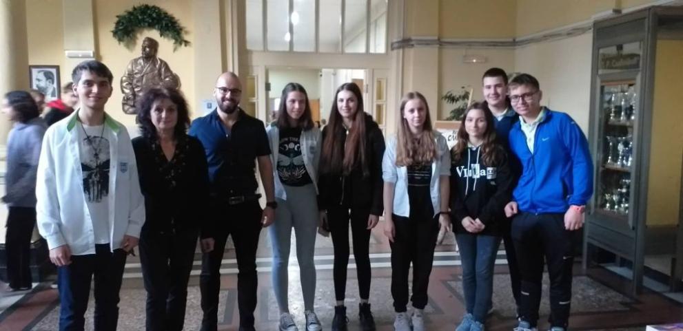  Ученици доброволци от варненска елитна гимназия проведоха Charity shop в помощ на сираци и хора с увреждания 