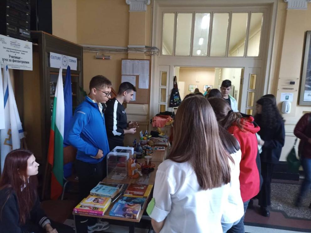  Ученици доброволци от варненска елитна гимназия проведоха Charity shop в помощ на сираци и хора с увреждания 