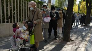 Пекин съобщи за рекорден брой случаи на COVID 19 от близо