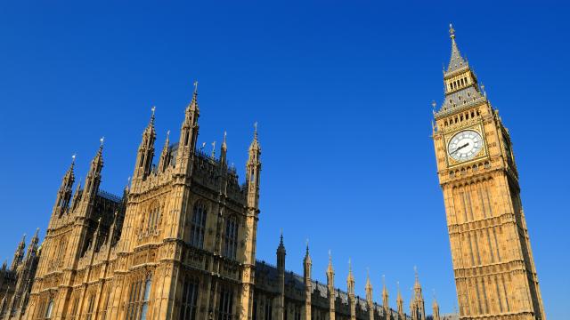 Откриха останки от средновековна стена под сградата на британския парламент