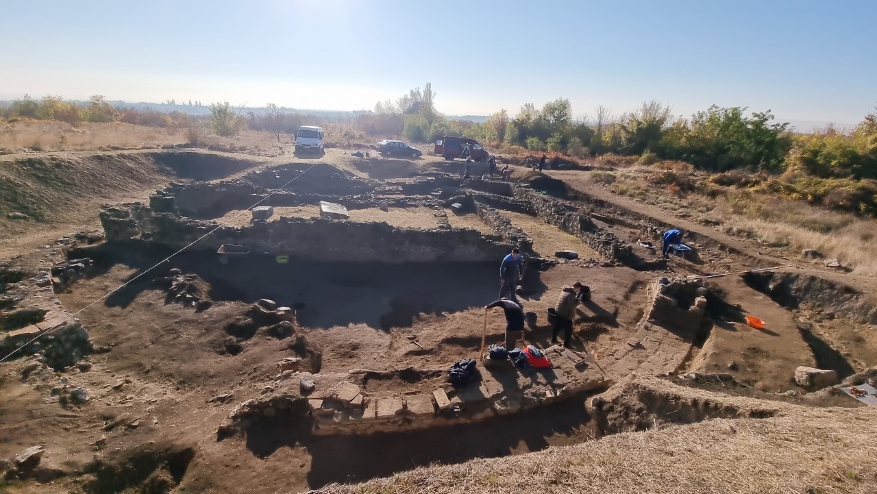 <p>Археологически проучвания край новозагорското село Караново дават нови доказателства за съществуването на светилище на трако-фригийското божество Сабазий. Единственото известно досега кръгло светилище на Сабазий е на територията на Гърция, като досега няма подобно открито в България</p>