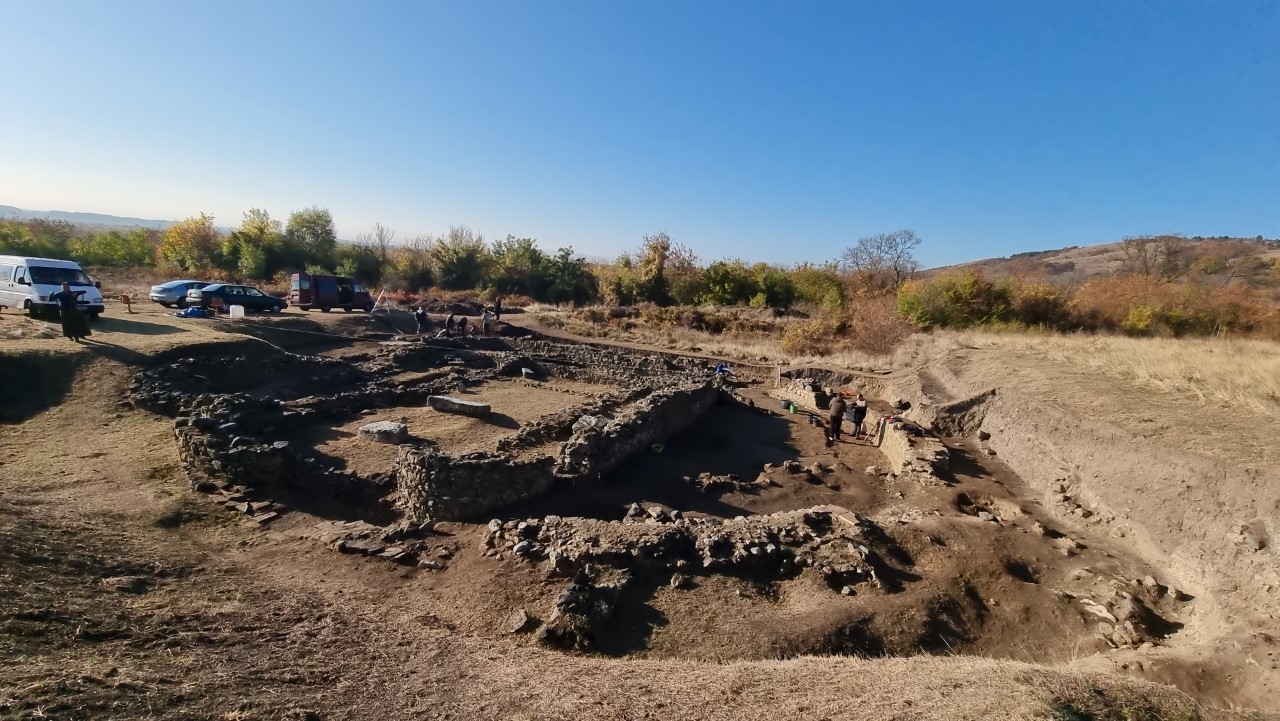 <p>Археологически проучвания край новозагорското село Караново дават нови доказателства за съществуването на светилище на трако-фригийското божество Сабазий. Единственото известно досега кръгло светилище на Сабазий е на територията на Гърция, като досега няма подобно открито в България</p>