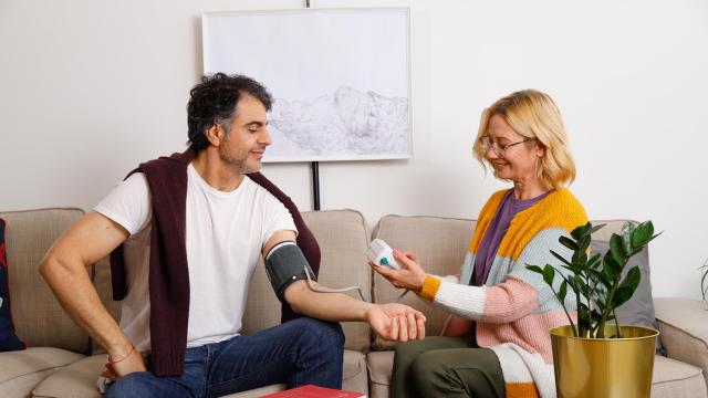 Защо трябва да имаме електронен апарат за кръвно налягане вкъщи?