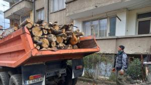 По разпореждане на кмета Илко Стоянов Община Благоевград дарява дървесина