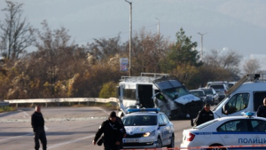 Полицаят пострадал при инцидент с мигранти на магистрала Тракия остава
