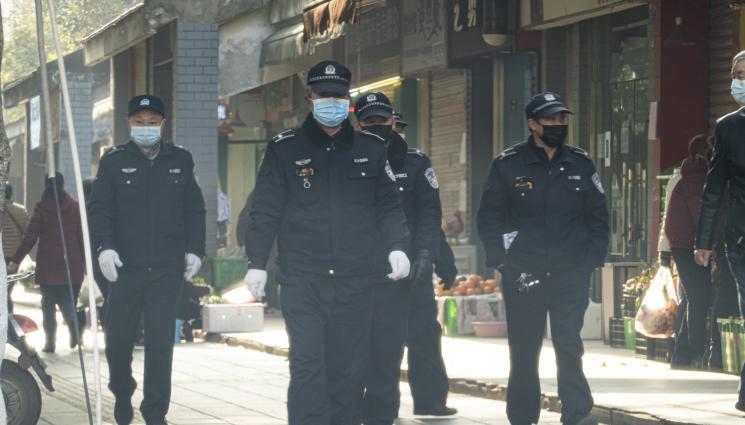 китай - ПЪЛЕН БЛОКАЖ: Затвориха 200 000 души в заводски комплекс в Китай