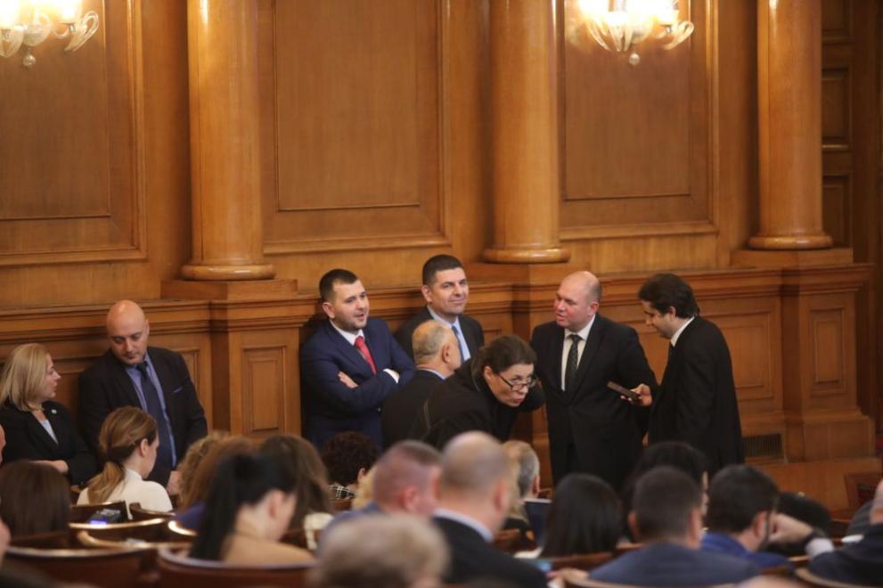 Парламентът обсъжда създаване на Временна комисия за установяване на всички