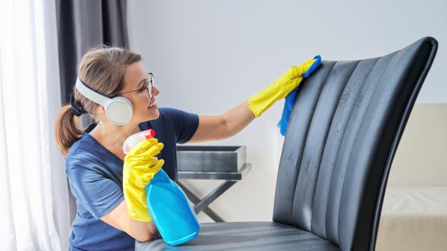 Как да почистим тапицираните столове у дома