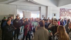 Десетки пловдивчани протестират пред сградата на Общинския съвет в Пловдив