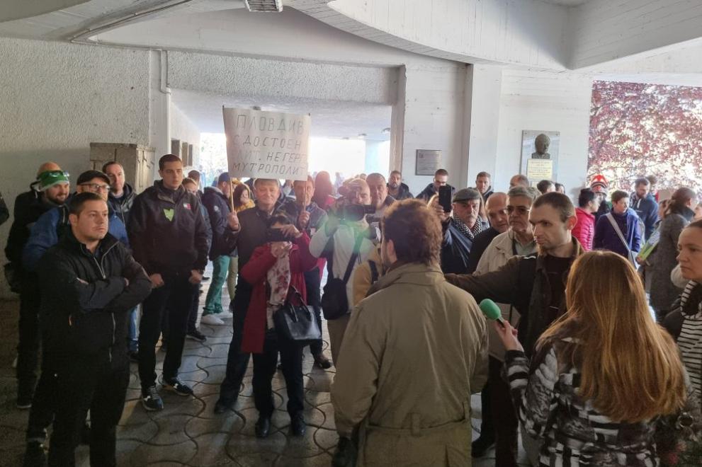 Десетки пловдивчани протестират пред сградата на Общинския съвет в Пловдив.