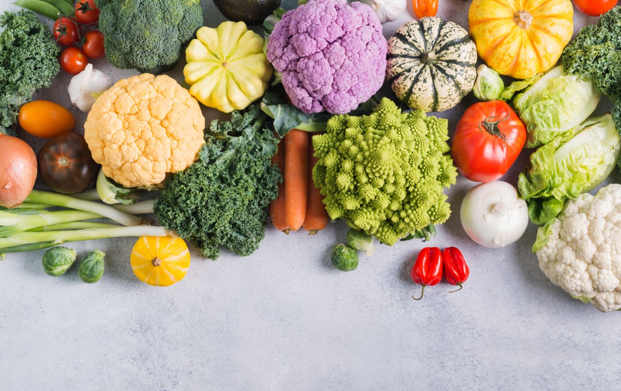 <p><strong>Кръстоцветни зеленчуци</strong></p>

<p>Броколите, карфиолът и зелето също могат да повлияят на нашия аромат. Те&nbsp;имат химикали, съдържащи сяра, които след това се освобождават през порите ни. Кръстоцветните зеленчуци са много богати на хранителни вещества, така че премахването им от нашата диета може да не е добра идея. Предварителното им кипване в солена вода преди готвене може да помогне за неутрализирането на химикалите, които причиняват лоша миризма.</p>