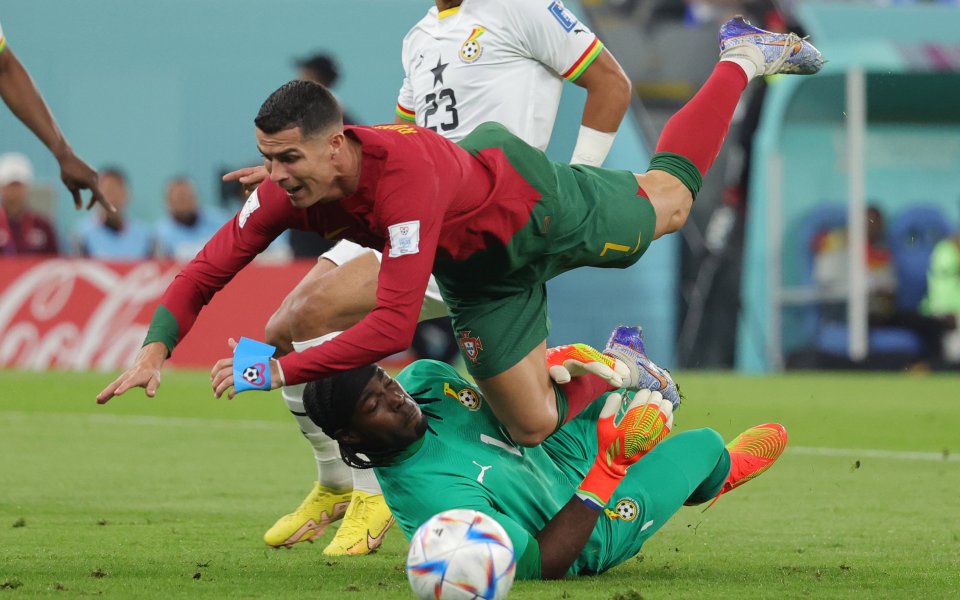 Минута преди края на редовното време центриране от левия фланг