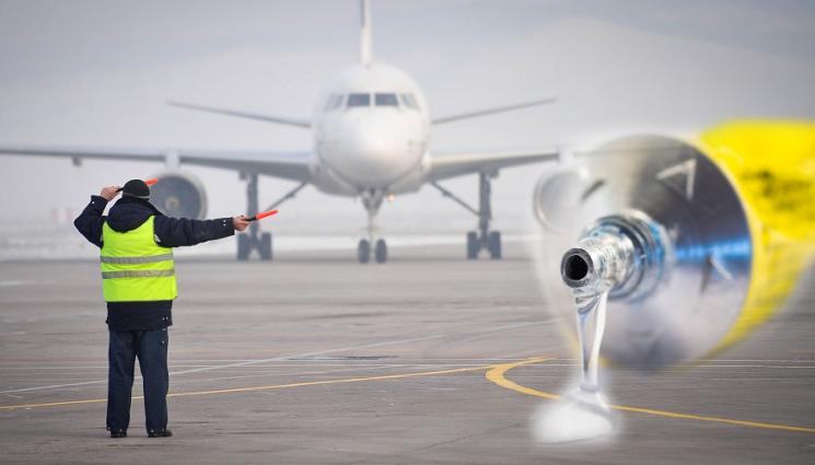 a - БЕЗУМИЕ: Екоактивисти се залепиха за писта на летище в Берлин (СНИМКИ и ВИДЕО)