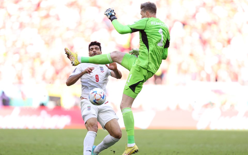 Първи червен картон на Световното първенство бе изваден в мача