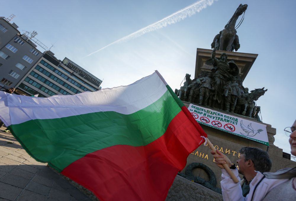 Граждани се събраха пред Народното събрание, за да изразят протеста си срещу изпращането на оръжия в Украйна, за решаването на конфликта по мирен път, както и срещу изпращането на жива сила към военния конфликт. Според протестиращите евентуално изпращане на оръжия от България към Украйна би означавало и вероятна мобилизация на жива сила.