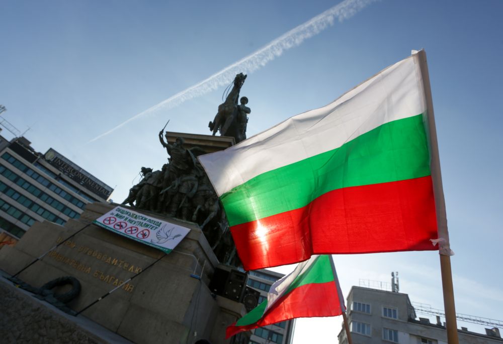 Граждани се събраха пред Народното събрание, за да изразят протеста си срещу изпращането на оръжия в Украйна, за решаването на конфликта по мирен път, както и срещу изпращането на жива сила към военния конфликт. Според протестиращите евентуално изпращане на оръжия от България към Украйна би означавало и вероятна мобилизация на жива сила.