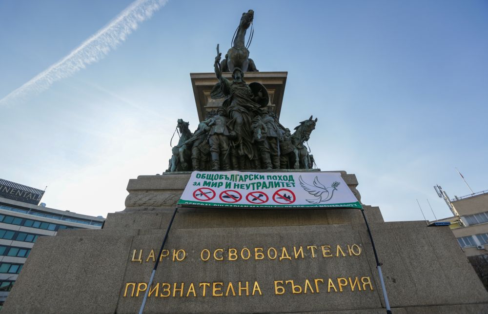 Граждани се събраха пред Народното събрание, за да изразят протеста си срещу изпращането на оръжия в Украйна, за решаването на конфликта по мирен път, както и срещу изпращането на жива сила към военния конфликт. Според протестиращите евентуално изпращане на оръжия от България към Украйна би означавало и вероятна мобилизация на жива сила.