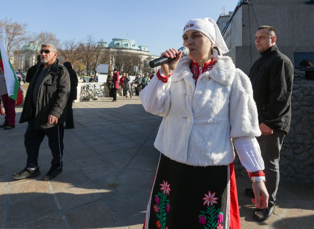 Граждани се събраха пред Народното събрание, за да изразят протеста си срещу изпращането на оръжия в Украйна, за решаването на конфликта по мирен път, както и срещу изпращането на жива сила към военния конфликт. Според протестиращите евентуално изпращане на оръжия от България към Украйна би означавало и вероятна мобилизация на жива сила.