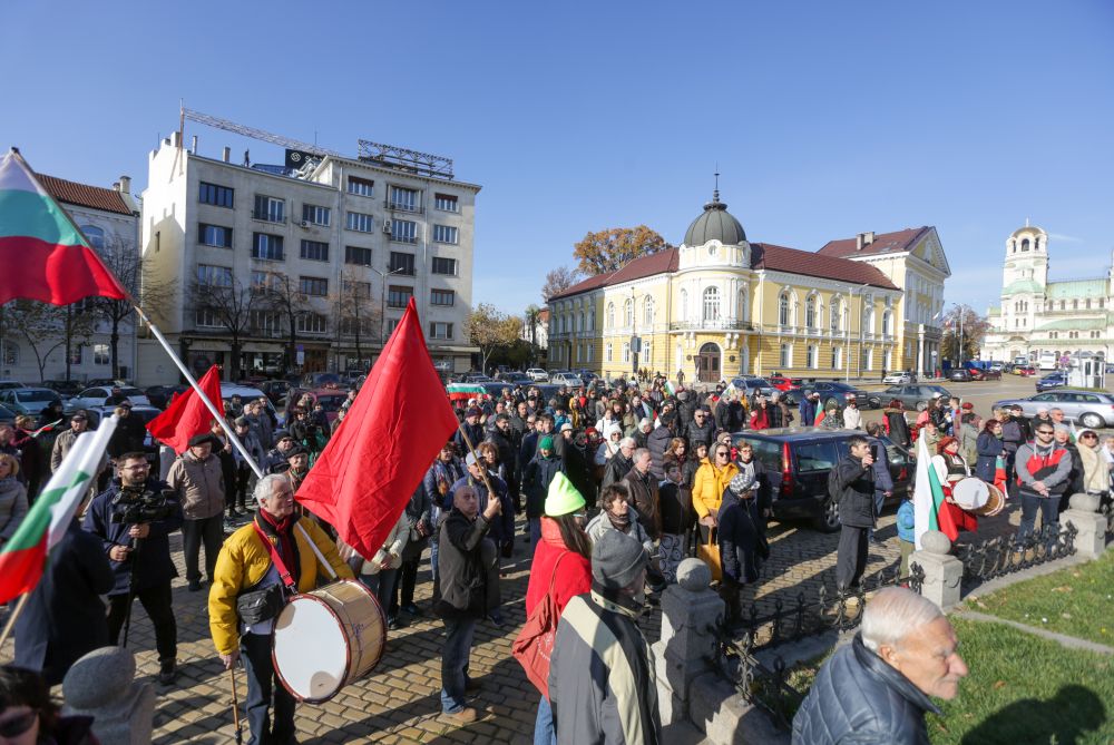Граждани се събраха пред Народното събрание, за да изразят протеста си срещу изпращането на оръжия в Украйна, за решаването на конфликта по мирен път, както и срещу изпращането на жива сила към военния конфликт. Според протестиращите евентуално изпращане на оръжия от България към Украйна би означавало и вероятна мобилизация на жива сила.